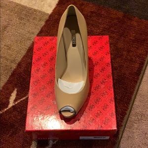 Guess Honora Pump in size 9 light natural